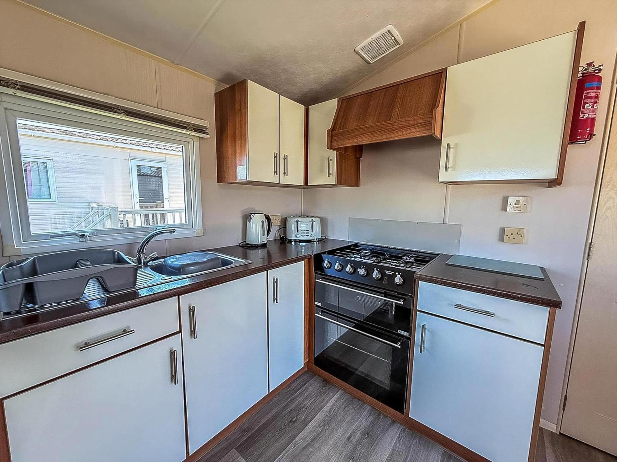 Great 6 Berth Caravan With Decking At Manor Park In Hunstanton Ref 23017B المظهر الخارجي الصورة